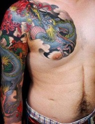 一张彩色半甲披肩龙菊花纹身图片纹身图案