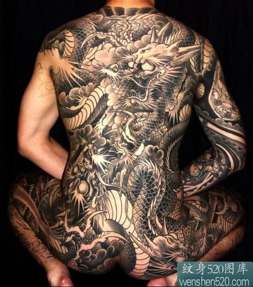点击大图看下一张：男性后满身霸气的黑龙纹身作品