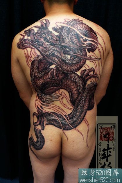 点击大图看下一张：日本满背黑色大龙纹身作品