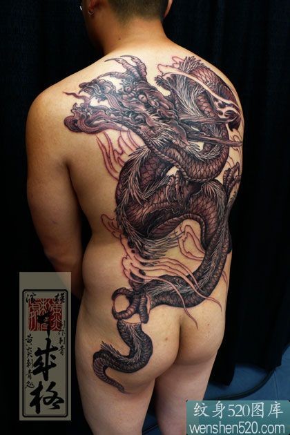 点击大图看下一张：日本满背黑色大龙纹身作品图2
