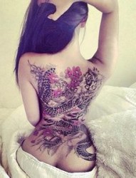 女性背部大气的龙纹身