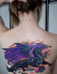 一幅美女背部霸气的欧美龙纹身图片