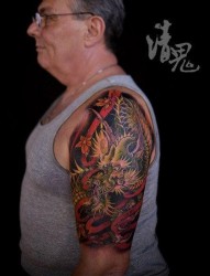 男生手臂经典帅气的彩色龙纹身图片