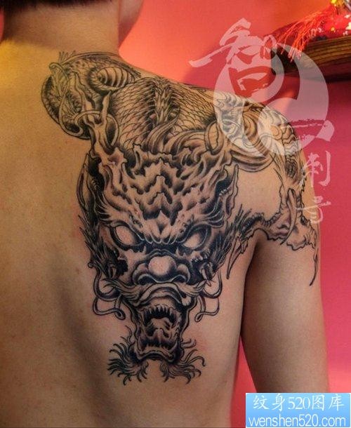 点击大图看下一张：男人肩背很酷时尚的黑白龙纹身图片