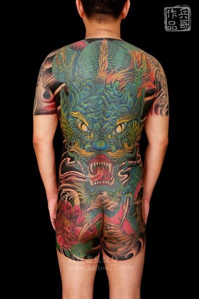 点击大图看下一张：纹身520图库推荐一组满背神话里面的吉祥物，龙的纹身图案图2