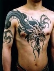 男士肩部霸气外露的中国龙纹身