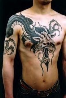 点击大图看下一张：男士肩部霸气外露的中国龙纹身图3