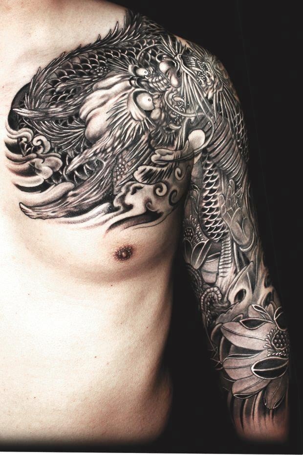 点击大图看下一张：男士肩部霸气外露的中国龙纹身图2