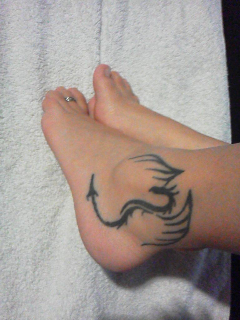 点击大图看下一张：脚踝处长着翅膀的龙纹身