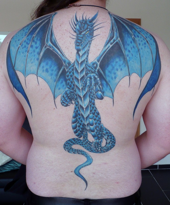 点击大图看下一张：背部个性的一款飞龙纹身