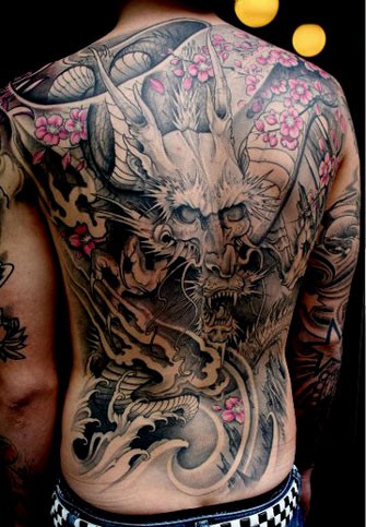 点击大图看下一张：超酷的满背龙纹身图5