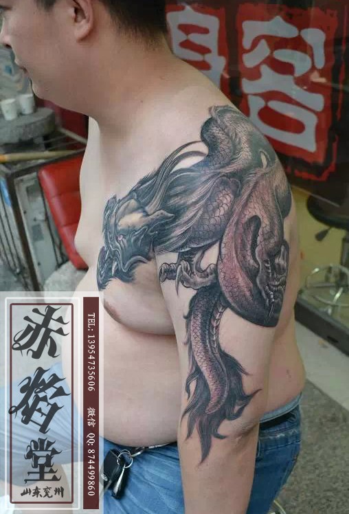 点击大图看下一张:大气的过肩龙纹身