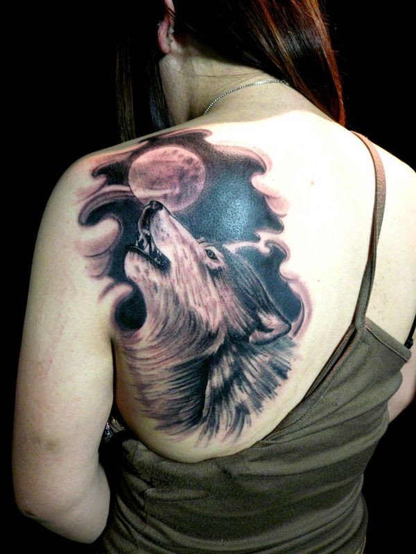 点击大图看下一张：肩部受伤的狼头纹身