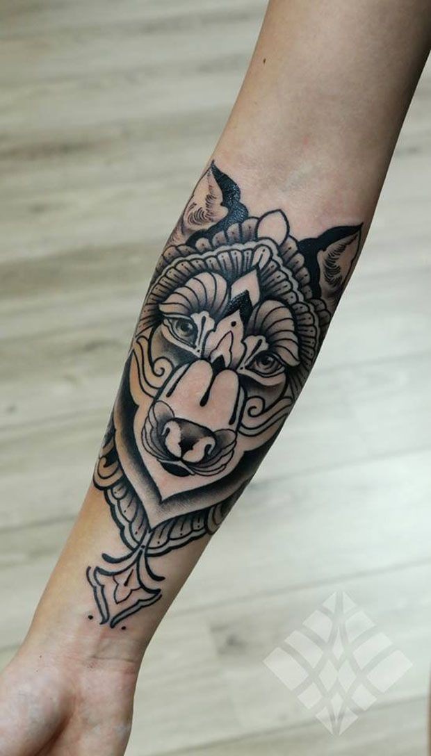 点击大图看下一张：手臂帅气的狼头纹身
