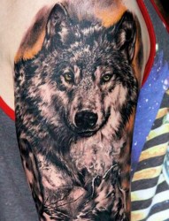 手臂帅气的狼头纹身