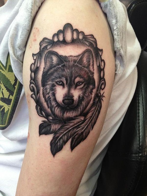 点击大图看下一张：大臂上时尚漂亮的狼头纹身