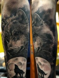 手臂帅气经典的黑白狼头纹身作品