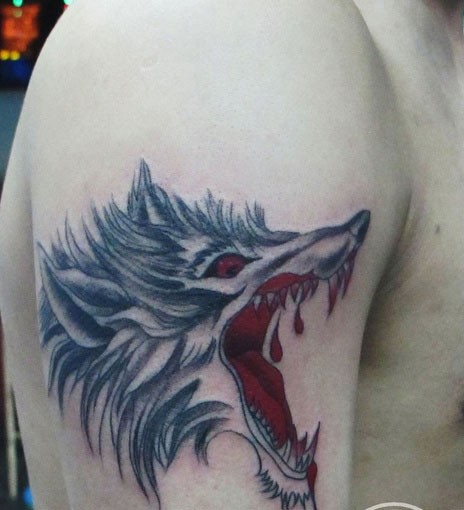 点击大图看下一张：手臂上霸气的狼头纹身