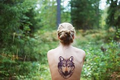 点击大图看下一张：个性女孩后背狼头纹身图