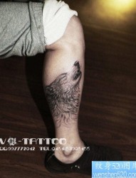 男人腿部超酷经典的黑白狼头纹身作品