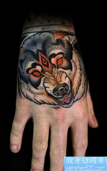 点击大图看下一张：手背上一幅欧美狼头纹身图片