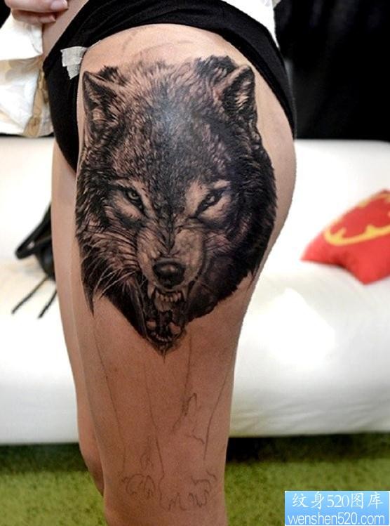 点击大图看下一张：欣赏大腿上的一幅潮流狼头纹身图片