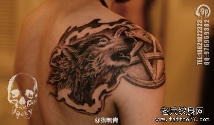 点击大图看下一张：男生肩背时尚很酷的黑白狼头纹身作品