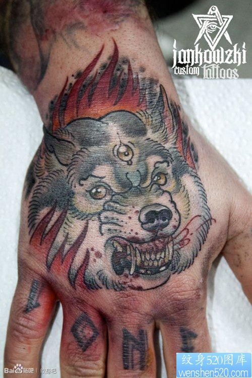 点击大图看下一张：手背很酷经典的狼头纹身作品