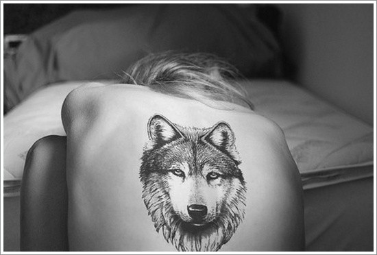 点击大图看下一张：女性背部时尚的狼头纹身