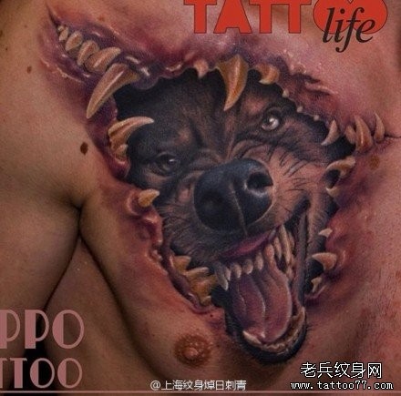 点击大图看下一张：胸口很酷凶狠的狼头纹身作品