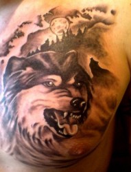 男人胸前一幅很帅凶悍的狼头纹身作品