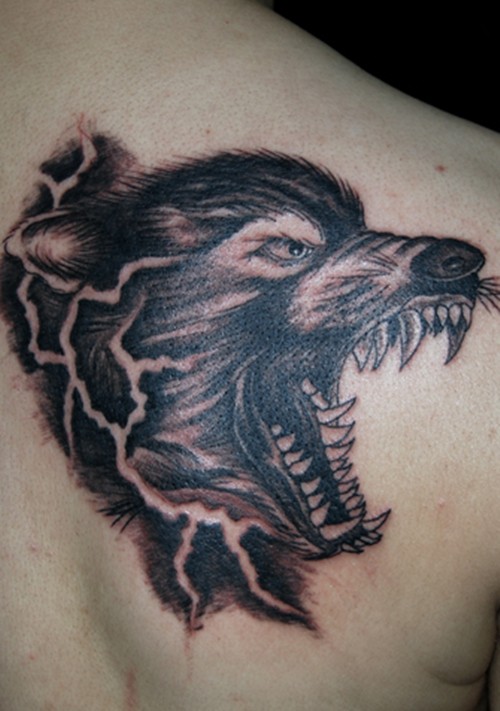 点击大图看下一张：咆哮霸气的狼头纹身图3