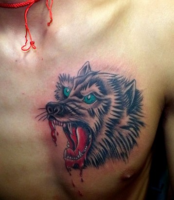 点击大图看下一张：胸部超酷的狼头刺青