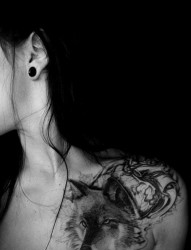 一款美女锁骨狼头纹身图案