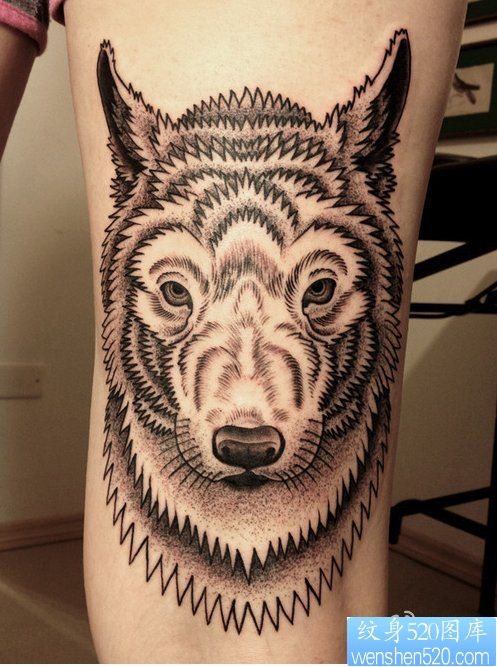 点击大图看下一张：纹身520图库分享一幅大臂狼头纹身图片