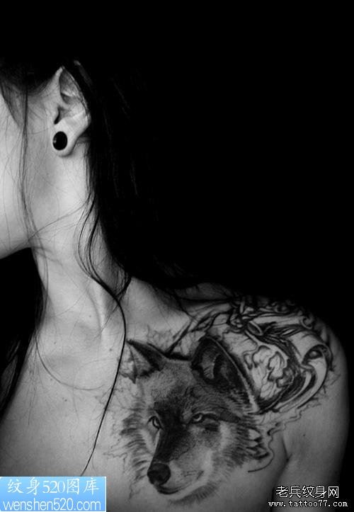 点击大图看下一张：一款美女锁骨狼头纹身图案