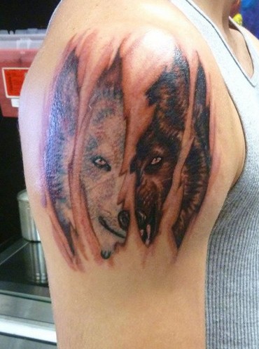点击大图看下一张：非常霸气的狼头纹身