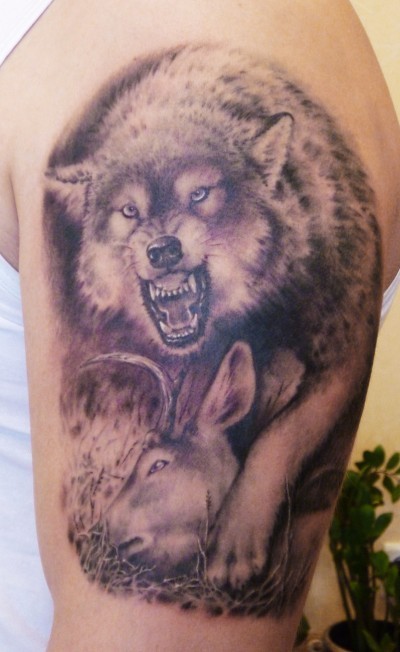 点击大图看下一张：手臂上霸气的狼纹身