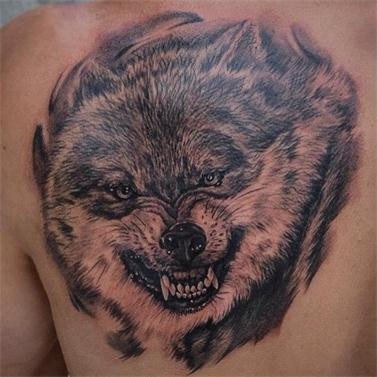 点击大图看下一张：肩部帅气的狼纹身
