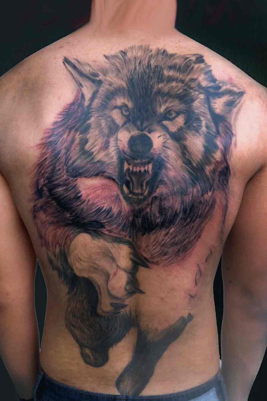 点击大图看下一张：背部炫酷的狼纹身
