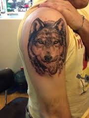 点击大图看下一张：大臂上时尚的狼头纹身