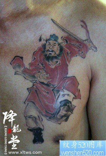 点击大图看下一张：男生胸前经典的水墨风格的钟馗纹身图片