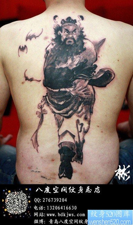点击大图看下一张：男生后背超霸气的水墨风格的满背钟馗纹身图片