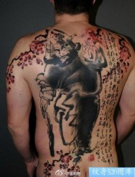 男生后背很酷的水墨风格的钟馗纹身图片