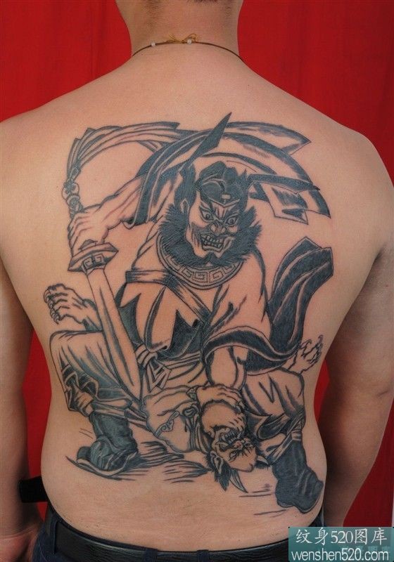 点击大图看下一张：背部黑白钟馗持剑捉鬼纹身图