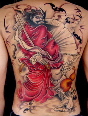 点击大图看下一张：男士背部超酷的钟馗纹身图案