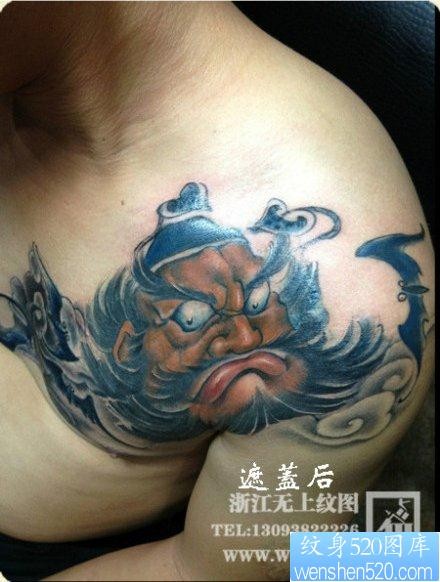 点击大图看下一张：男性肩膀处经典的钟馗纹身图片