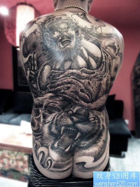 点击大图看下一张：霸气的男生满背钟馗纹身图片
