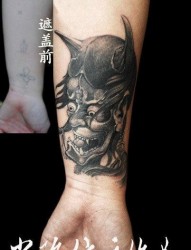 手臂一张前卫流行的黑白般若纹身图片