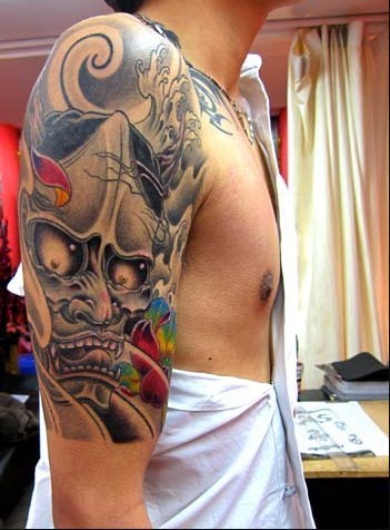点击大图看下一张：大臂上一款凶神极恶的般若纹身图3